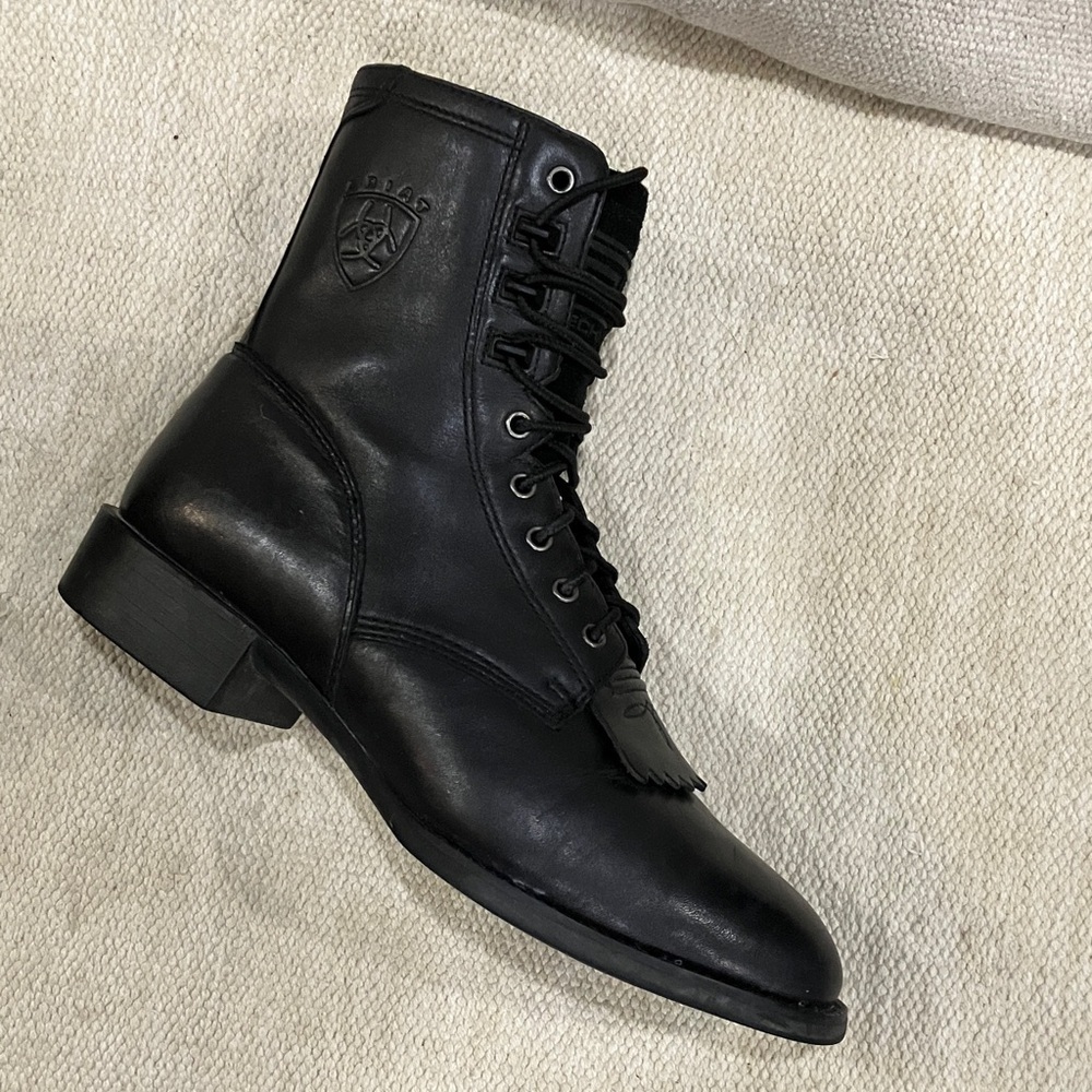 Ariat Men's size 9 wide Black laced Leather heritage kiltie Boots style 32501